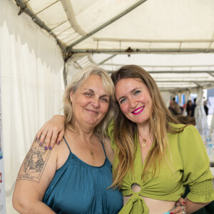 Exclusif - Valerie Damidot et sa fille Roxanne Damidot - Festival des Livres et des Artistes organisé par l'association "Lecture pour Tous" engagée dans la lutte contre l'illettrisme au Mail Branly à Paris le 2 juillet 2022. © Pierre Perusseau / Jack Tribeca / Bestimage 