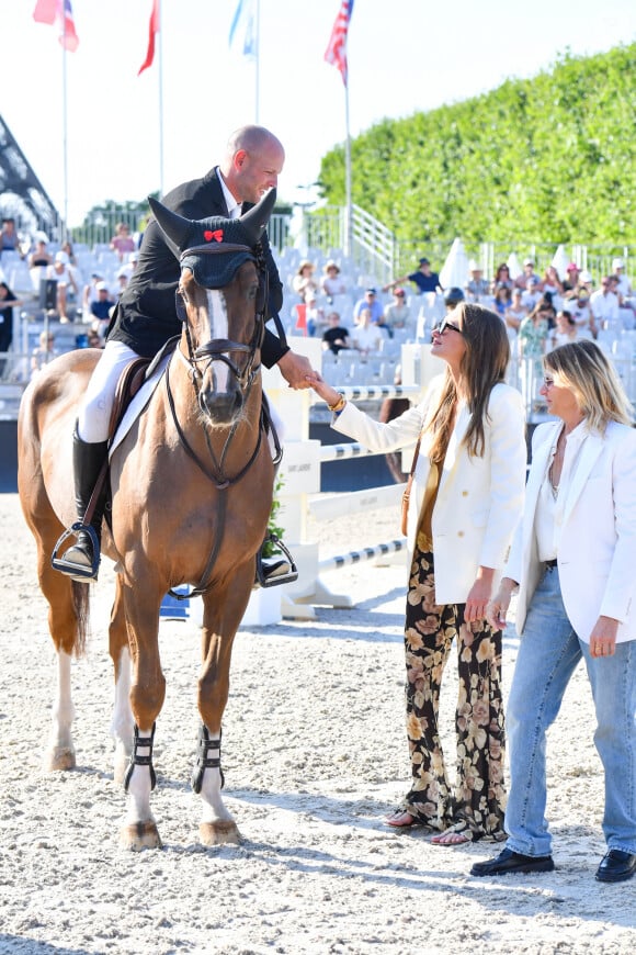 Luke Barham sur Fondan de Caverie (7eme) avec Mathilde Pinault et Virginie Coupérie-Eiffel lors la remise du prix Saint Laurent Challenge - Grand Prix CSI1 lors de la 9ème édition du "Longines Paris Eiffel Jumping" au Champ de Mars à Paris, France, le 25 juin 2023. © Perusseau-Veeren/Bestimage 