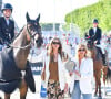 La jeune femme, passionnée d'équitation, était partout !
Lola Brunet sur Conny-Blue (2eme) avec Mathilde Pinault et Virginie Coupérie-Eiffel lors de la remise du prix Saint Laurent Challenge - Grand Prix CSI1 lors de la 9ème édition du "Longines Paris Eiffel Jumping" au Champ de Mars à Paris, France, le 25 juin 2023. © Perusseau-Veeren/Bestimage 