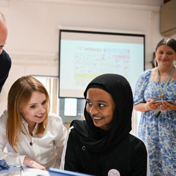  Le prince William a reçu le soutien d'un visage familier lors de sa tournée au Royaume-Uni pour promouvoir son nouveau projet visant à mettre fin à l'itinérance, en la personne de Geri Halliwell-Horner.
Le prince William, prince de Galles et Geri Horner lors d'une visite à l'école primaire Maindee à Newport, Royaume Uni, le 26 juin 2023.