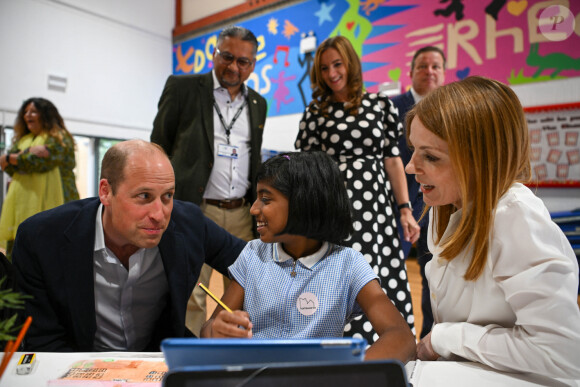 Le prince William, prince de Galles et Geri Horner lors d'une visite à l'école primaire Maindee à Newport, Royaume Uni, le 26 juin 2023.