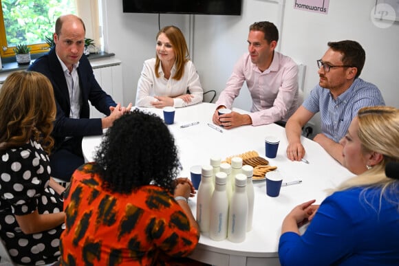 Le prince William, prince de Galles et Geri Horner lors d'une visite à l'école primaire Maindee à Newport, Royaume Uni, le 26 juin 2023.