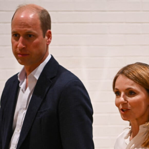Le prince William, prince de Galles et Geri Horner lors d'une visite à l'école primaire Maindee à Newport, Royaume Uni, le 26 juin 2023.
