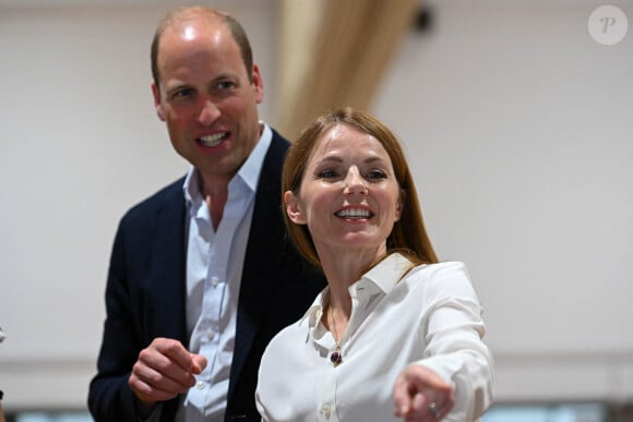 Le prince William, prince de Galles et Geri Horner lors d'une visite à l'école primaire Maindee à Newport, Royaume Uni, le 26 juin 2023.