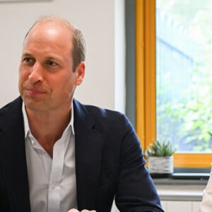 Le prince William, prince de Galles et Geri Horner lors d'une visite à l'école primaire Maindee à Newport, Royaume Uni, le 26 juin 2023.