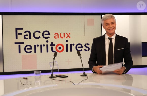 Exclusif - Cyril Viguier sur le plateau de l'émission "Face aux territoires" présentée par Cyril Viguier dans les studios de TV5 Monde à Paris, France, le 25 mai 2023. © Coadic Guirec/Bestimage