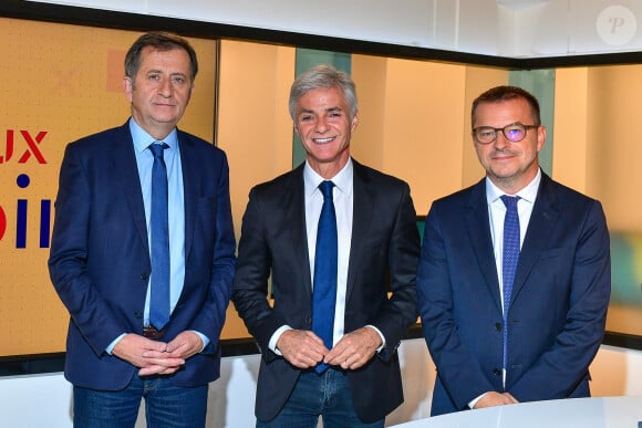 Une belle collaboration qui confirme la popularité du programme.
Exclusif - François-Xavier Lefranc (rédacteur en chef d'Ouest-France), Cyril Viguier et Denis Carreaux (directeur des rédactions du Groupe Nice-Matin: Nice-Matin, Var-Matin, Monaco-Matin et sites internet) lors de l'émission "Face aux territoires" présentée par C.Viguier dans les studios de TV5 Monde à Paris, France, le 23 septembre 2021. © Pierre Perusseau/Bestimage