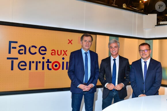 Exclusif - François-Xavier Lefranc (rédacteur en chef d'Ouest-France), Cyril Viguier et Denis Carreaux (directeur des rédactions du Groupe Nice-Matin: Nice-Matin, Var-Matin, Monaco-Matin et sites internet) lors de l'émission "Face aux territoires" présentée par C.Viguier dans les studios de TV5 Monde à Paris, France, le 23 septembre 2021. © Pierre Perusseau/Bestimage