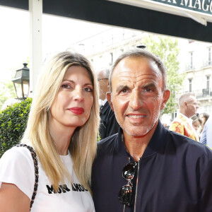 Nikos Aliagas présentait quelques-unes de ses oeuvres photographiques au Deux Magots.
Nikos Aliagas et sa femme Tina Grigoriou - Soirée "L'Art de Vivre Paris" au Deux Magots à Paris C. Mathivat (Présidente des Deux Magots) a eu le plaisir de célébrer "L'art sous toute ses formes" avec; -La littérature, avec la sélection littéraire de l'été (dédicaces d'auteurs) -La photographie, avec le vernissage des oeuvre "paris" de N. Aliagas -La mode, avec un défilé exceptionnel du couturier J. Blin -La gastronomie, avec nos meilleurs animations culinaires -La musique, avec orchestre et chanteuses © Marc Ausset-Lacroix/Bestimage