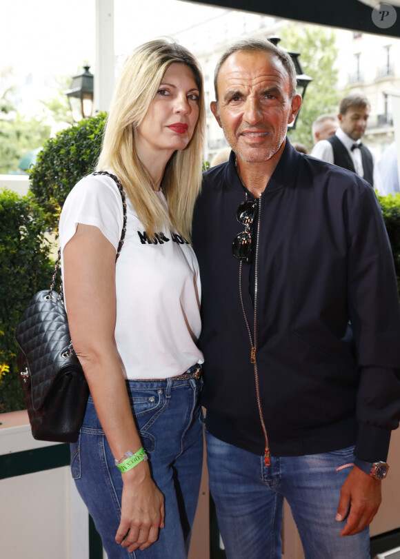 Le couple, très détendu en jean, a pris la pose près de la soeur de l'animateur Maria Aliagas, venue avec son compagnon kui aussu prénommé Nikos.
Nikos Aliagas et sa femme Tina Grigoriou - Soirée "L'Art de Vivre Paris" au Deux Magots à Paris le 26 juin 2023. C. Mathivat (Présidente des Deux Magots) a eu le plaisir de célébrer "L'art sous toute ses formes" avec; -La littérature, avec la sélection littéraire de l'été (dédicaces d'auteurs) -La photographie, avec le vernissage des oeuvre "paris" de N. Aliagas -La mode, avec un défilé exceptionnel du couturier J. Blin -La gastronomie, avec nos meilleurs animations culinaires -La musique, avec orchestre et chanteuses © Marc Ausset-Lacroix/Bestimage