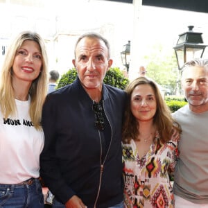 Nikos Aliagas avec sa femme Tina Grigoriou, sa soeur Maria Aliagas et son compagnon Nikos - Soirée "L'Art de Vivre Paris" au Deux Magots à Paris le 26 juin 2023. C. Mathivat (Présidente des Deux Magots) a eu le plaisir de célébrer "L'art sous toute ses formes" avec; -La littérature, avec la sélection littéraire de l'été (dédicaces d'auteurs) -La photographie, avec le vernissage des oeuvre "paris" de N. Aliagas -La mode, avec un défilé exceptionnel du couturier J. Blin -La gastronomie, avec nos meilleurs animations culinaires -La musique, avec orchestre et chanteuses © Marc Ausset-Lacroix/Bestimage