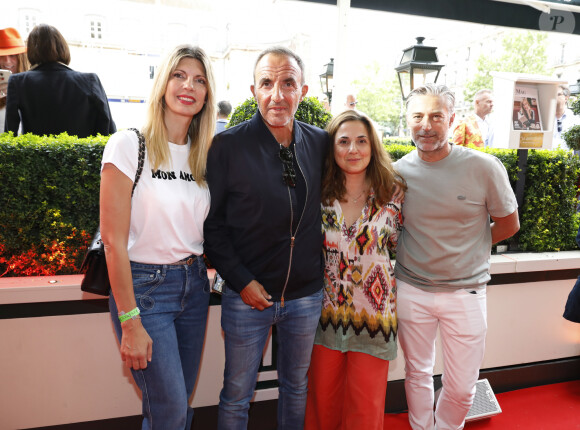 Nikos Aliagas avec sa femme Tina Grigoriou, sa soeur Maria Aliagas et son compagnon Nikos - Soirée "L'Art de Vivre Paris" au Deux Magots à Paris le 26 juin 2023. C. Mathivat (Présidente des Deux Magots) a eu le plaisir de célébrer "L'art sous toute ses formes" avec; -La littérature, avec la sélection littéraire de l'été (dédicaces d'auteurs) -La photographie, avec le vernissage des oeuvre "paris" de N. Aliagas -La mode, avec un défilé exceptionnel du couturier J. Blin -La gastronomie, avec nos meilleurs animations culinaires -La musique, avec orchestre et chanteuses © Marc Ausset-Lacroix/Bestimage