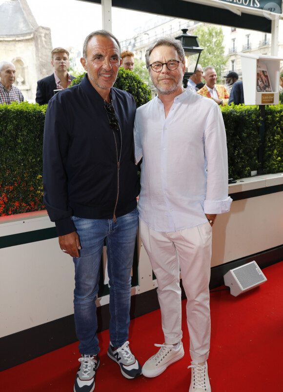 Nikos Aliagas, Guillaume de Tonquédec - Soirée "L'Art de Vivre Paris" au Deux Magots à Paris le 26 juin 2023. C. Mathivat (Présidente des Deux Magots) a eu le plaisir de célébrer "L'art sous toute ses formes" avec; -La littérature, avec la sélection littéraire de l'été (dédicaces d'auteurs) -La photographie, avec le vernissage des oeuvre "paris" de N. Aliagas -La mode, avec un défilé exceptionnel du couturier J. Blin -La gastronomie, avec nos meilleurs animations culinaires -La musique, avec orchestre et chanteuses © Marc Ausset-Lacroix/Bestimage