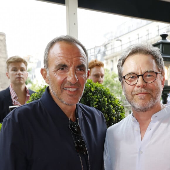 Nikos Aliagas, Guillaume de Tonquédec - Soirée "L'Art de Vivre Paris" au Deux Magots à Paris le 26 juin 2023. C. Mathivat (Présidente des Deux Magots) a eu le plaisir de célébrer "L'art sous toute ses formes" avec; -La littérature, avec la sélection littéraire de l'été (dédicaces d'auteurs) -La photographie, avec le vernissage des oeuvre "paris" de N. Aliagas -La mode, avec un défilé exceptionnel du couturier J. Blin -La gastronomie, avec nos meilleurs animations culinaires -La musique, avec orchestre et chanteuses © Marc Ausset-Lacroix/Bestimage