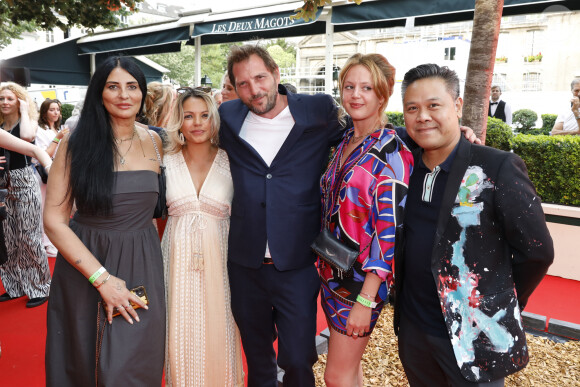 Sylvie Ortega Munos, Séverine Ferrer, Grégory Ferrié, Guest - Soirée "L’Art de Vivre Paris" au Deux Magots à Paris le 26 juin 2023. C. Mathivat (Présidente des Deux Magots) a eu le plaisir de célébrer "L'art sous toute ses formes" avec; -La littérature, avec la sélection littéraire de l'été (dédicaces d'auteurs) -La photographie, avec le vernissage des oeuvre "paris" de N. Aliagas -La mode, avec un défilé exceptionnel du couturier J. Blin -La gastronomie, avec nos meilleurs animations culinaires -La musique, avec orchestre et chanteuses © Marc Ausset-Lacroix/Bestimage