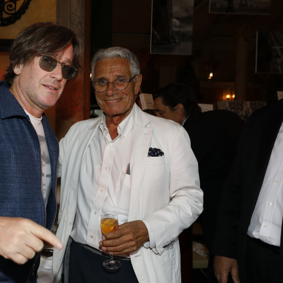 Une soirée dédiée à "L'Art de vivre Paris", qui proposait de découvrir l'art sous toutes ses formes.
Thomas Dutronc, Jean-Marie Périer - Soirée "L'Art de Vivre Paris" au Deux Magots à Paris le 26 juin 2023. C. Mathivat (Présidente des Deux Magots) a eu le plaisir de célébrer "L'art sous toute ses formes" avec; -La littérature, avec la sélection littéraire de l'été (dédicaces d'auteurs) -La photographie, avec le vernissage des oeuvre "paris" de N. Aliagas -La mode, avec un défilé exceptionnel du couturier J. Blin -La gastronomie, avec nos meilleurs animations culinaires -La musique, avec orchestre et chanteuses © Marc Ausset-Lacroix/Bestimage