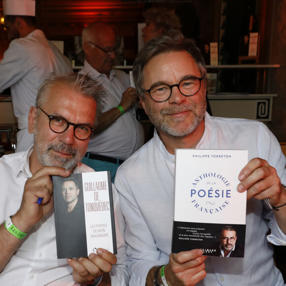 Philippe Torreton,Guillaume de Tonquédec - Soirée "L'Art de Vivre Paris" au Deux Magots à Paris le 26 juin 2023. C. Mathivat (Présidente des Deux Magots) a eu le plaisir de célébrer "L'art sous toute ses formes" avec; -La littérature, avec la sélection littéraire de l'été (dédicaces d'auteurs) -La photographie, avec le vernissage des oeuvre "paris" de N. Aliagas -La mode, avec un défilé exceptionnel du couturier J. Blin -La gastronomie, avec nos meilleurs animations culinaires -La musique, avec orchestre et chanteuses © Marc Ausset-Lacroix/Bestimage