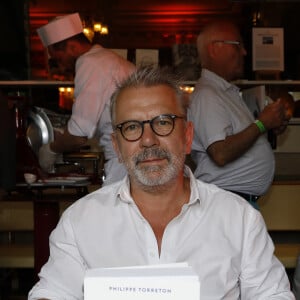 Philippe Torreton - Soirée "L'Art de Vivre Paris" au Deux Magots à Paris le 26 juin 2023. C. Mathivat (Présidente des Deux Magots) a eu le plaisir de célébrer "L'art sous toute ses formes" avec; -La littérature, avec la sélection littéraire de l'été (dédicaces d'auteurs) -La photographie, avec le vernissage des oeuvre "paris" de N. Aliagas -La mode, avec un défilé exceptionnel du couturier J. Blin -La gastronomie, avec nos meilleurs animations culinaires -La musique, avec orchestre et chanteuses © Marc Ausset-Lacroix/Bestimage