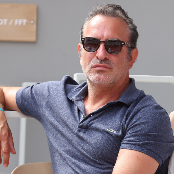 Jean Dujardin est à retrouver dans "Brice de Nice" ce soir sur la douze.
Jean Dujardin - Célébrités en tribunes des Internationaux de France de tennis de Roland Garros à Paris. © Jacovides-Moreau/Bestimage 