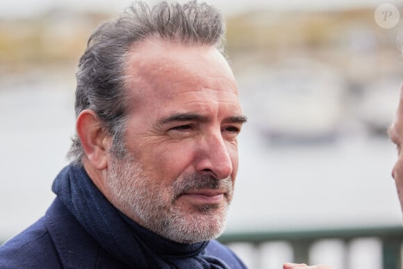 Jean Dujardin - Inauguration de "La promenade Jean-Paul Belmondo" au terre-plein central du pont de Bir-Hakeim, ouvrage public communal situé sous le viaduc du métro aérien, à Paris (15e, 16e) le 12 avril 2023. © Cyril Moreau/Bestimage 