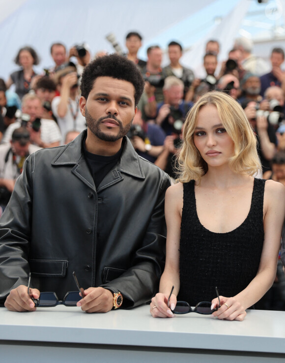 Un immense coup dur pour Lily-Rose Depp, qui heureusement a rencontré l'amour sur le plateau de tournage.
Abel "The Weeknd' Tesfaye, Lily Rose-Depp au photocall de "The Idol" lors du 76ème Festival International du Film de Cannes, le 23 mai 2023. © Jacovides / Moreau / Bestimage