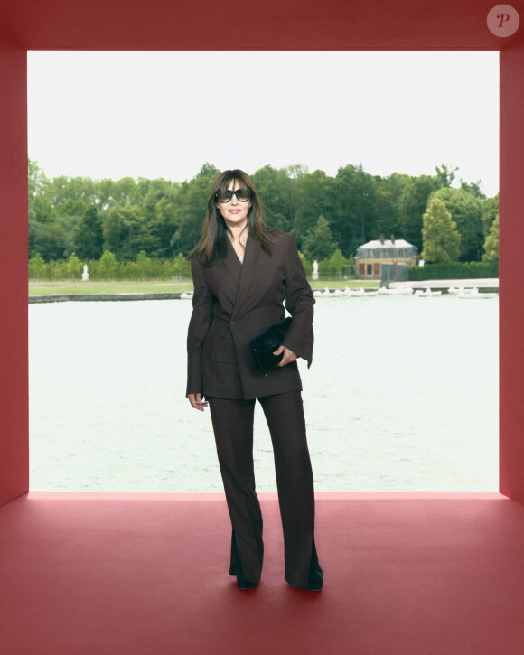 Monica Bellucci - Défilé Jacquemus collection "Le chouchou" automne-hiver 2023/2024, même si la marque est désormais déconnectée du traditionnel calendrier de la mode et livre des collections qui ne sont plus liées aux saisons, au château de Versailles, France, le 26 juin 2023. © Courtesy of Jacquemus via Bestimage 