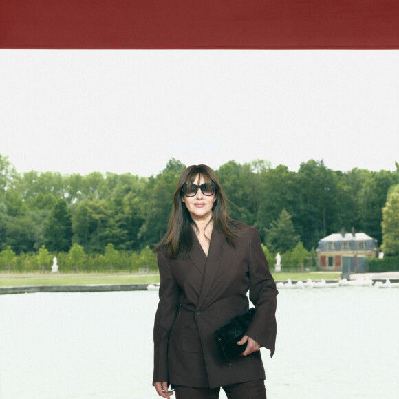 Monica Bellucci - Défilé Jacquemus collection "Le chouchou" automne-hiver 2023/2024, même si la marque est désormais déconnectée du traditionnel calendrier de la mode et livre des collections qui ne sont plus liées aux saisons, au château de Versailles, France, le 26 juin 2023. © Courtesy of Jacquemus via Bestimage 