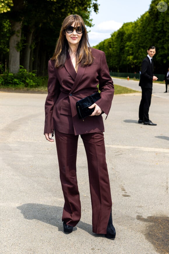 Monica Bellucci - Arrivées au défilé Jacquemus collection "Le chouchou" automne-hiver 2023/2024, même si la marque est désormais déconnectée du traditionnel calendrier de la mode et livre des collections qui ne sont plus liées aux saisons, au château de Versailles, France, le 26 juin 2023. © Olivier Borde/Bestimage 