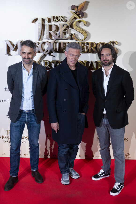 Martin Bourboulon, Vincent Cassel, Dimitri Rassam - Première du film "Les Trois Mousquetaires : D'Artagnan" à Madrid. Le 12 avril 2023