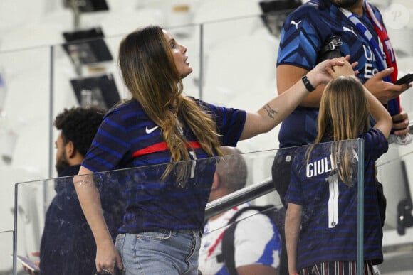 Marine Lloris et sa fille Anna-Rose lors du match des 1/8emes de finale de la Coupe de Monde de Football à Doha au Qatar. Le 4 décembre 2022 © JB Autissier / Panoramic / Bestimage 