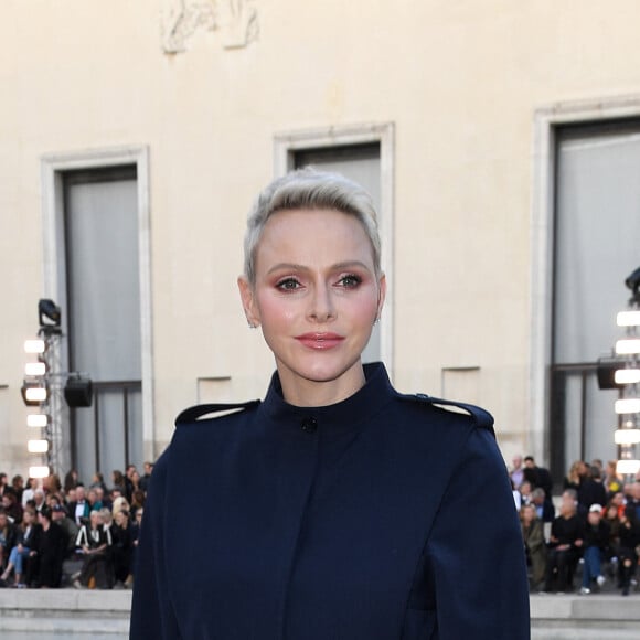 Invitée d'honneur de l'Association des Femmes Chefs d'Entreprises Mondiale (AFCEM) le 27 juin dernier, elle a porté un ensemble de sa maison fétiche, Akris. Elle assiste régulièrement au défilé de cette marque
La princesse Charlène de Monaco au défilé Akris "Collection Prêt-à-Porter Printemps/Eté 2023" lors de la Fashion Week de Paris (PFW), le 1 octobre 2022. © Giancarlo Gorassini / Bestimage