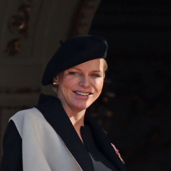 La princesse Charlène (enceinte) (habillée en Akris) et le prince Albert II de Monaco - La famille de Monaco au balcon du palais princier lors de la fête nationale monégasque. Le 19 novembre 2014