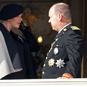 La princesse Charlène (enceinte) (habillée en Akris) et le prince Albert II de Monaco - La famille de Monaco au balcon du palais princier lors de la fête nationale monégasque. Le 19 novembre 2014