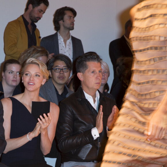 Peter Kriemler, la princesse Charlene de Monaco, Stefano Tonchi au défilé Akris prêt-à-porter printemps/ete 2014 pendant la Fashion Week à Paris, le 29 septembre 2013.
