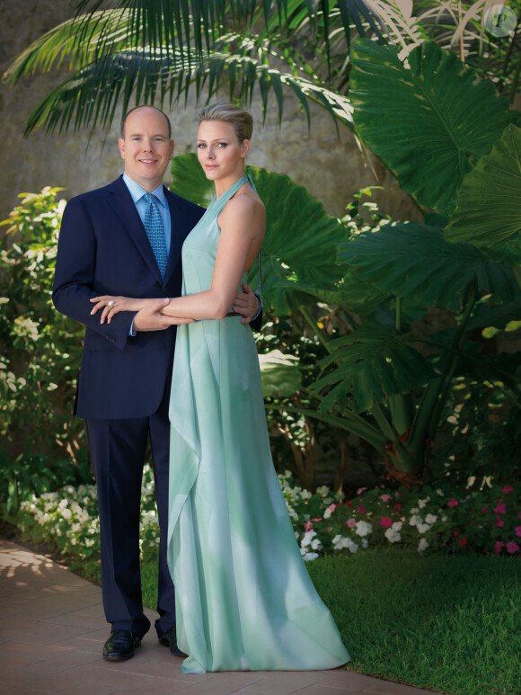 C'est aussi une robe Akris qu'elle avait choisi pour l'annonce de ses fiançailles avec Albert II en 2010
Photo des fiançailles d'Albert II et Charlene en 2010 © Amedeo M.Turello/Palais Princier Monaco via ABACAPRESS.COM