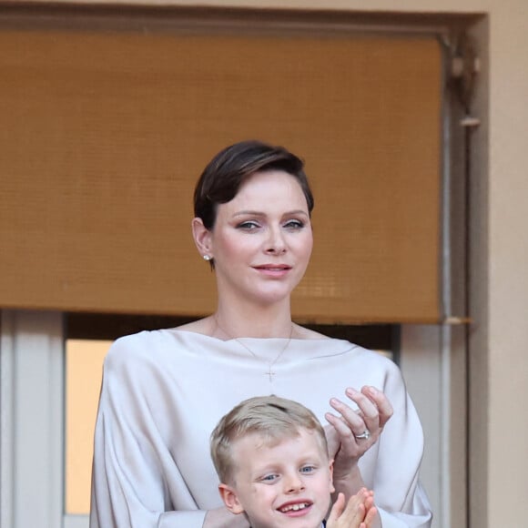 Charlene de Monaco a fait une belle apparition, dans une tenue dorée et métallisée de sa maison fétiche, sans son mari Albert II et leurs enfants Jacques et Gabriella
Le prince Albert II de Monaco, la princesse Charlene et leurs enfants, le prince héréditaire Jacques et la princesse Gabriella durant la célébration de la traditionnelle fête de la Saint Jean à Monaco © Claudia Albuquerque / Bestimage