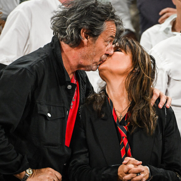 Jean-Luc Reichmann et sa femme Nathalie Lecoultre en tribunes lors de la finale de rugby Top 14 opposant le Stade Toulousain Rugby (Toulouse) au Stade Rochelais (La Rochelle) au Stade de France à Saint-Denis, Seine Saint-Denis, le 17 juin 2023. Toulouse a gagné 29-26. © Matthieu Mirville/Bestimage