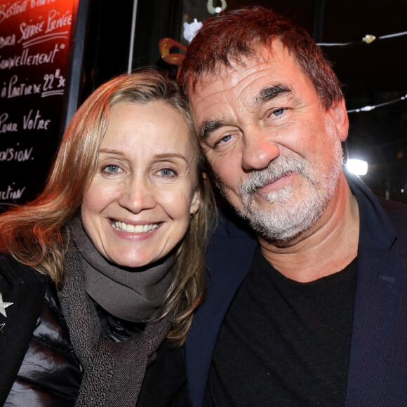 "Moi je ne suis pas quelqu'un qui suis aussi minable et aussi mesquin et aussi petit pour écrire des choses pareilles. Et que ceux qui utilisent mon nom aillent bien se faire mettre."
Olivier Marchal et Catherine Marchal - L'humoriste Cartouche sur la scène du "Café de la danse" à Paris. © Cédric Perrin / Bestimage