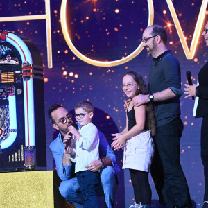 Toujours captée au Théâtre Marigny à Paris.
Exclusif - Jarry, Elvis et sa femme Mathilde, avec leurs enfants Lilou et Marius - Enregistrement de l'émission "Le Big Show", présentée par Jarry et diffusée le 4 juillet sur France 2 à 21h10 © Coadic Guirec / Bestimage Le Big Show...L'émission où tout est possible. Pour ce cinquième numéro inédit du Big Show, Jarry vous prépare une émission toujours plus drôle et émouvante, dans laquelle tout est possible ! Et le moins que l'on puisse dire, c'est qu'il ne s'est donné aucune limite pour vous faire rire et vous rendre heureux ! Depuis le théâtre Marigny, JARRY en fera voir de toutes les couleurs aux spectateurs, pour notre plus grand plaisir ! Avec humour et bienveillance, il mettra en lumière le public qui deviendra le héros de la soirée. Vous retrouverez les séquences déjà devenues incontournables : la star inattendue ou le karaoké, et bien d'autres surprises, organisées Au programme également de cette nouvelle soirée événement où rires et larmes vous submergeront : des caméras cachées hilarantes, des surprises bouleversantes qui vont marquer pour toujours la vie de certains spectateurs, des jeux, des happenings inattendus, des retrouvailles émouvantes : personne dans la salle n'est à l'abri des surprises et des pièges du BIG SHOW ! Préparez-vous à découvrir un épisode inédit encore plus fou du BIG SHOW, l'émission où tout est possible, le mardi 4 juillet à 21h10 sur France 2.  Exclusive - No Web No Blog pour Belgique et Suisse