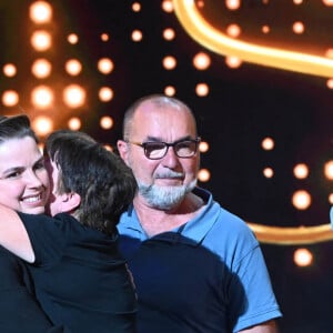 Et beaucoup, beaucoup d'émotion pour les artistes et les participants !
Exclusif - Sylvie, Flavie, Laurent Solène et Jarry - Enregistrement de l'émission "Le Big Show", présentée par Jarry et diffusée le 4 juillet sur France 2 à 21h10 © Coadic Guirec / Bestimage Le Big Show...L'émission où tout est possible. Pour ce cinquième numéro inédit du Big Show, Jarry vous prépare une émission toujours plus drôle et émouvante, dans laquelle tout est possible ! Et le moins que l'on puisse dire, c'est qu'il ne s'est donné aucune limite pour vous faire rire et vous rendre heureux ! Depuis le théâtre Marigny, JARRY en fera voir de toutes les couleurs aux spectateurs, pour notre plus grand plaisir ! Avec humour et bienveillance, il mettra en lumière le public qui deviendra le héros de la soirée. Vous retrouverez les séquences déjà devenues incontournables : la star inattendue ou le karaoké, et bien d'autres surprises, organisées Au programme également de cette nouvelle soirée événement où rires et larmes vous submergeront : des caméras cachées hilarantes, des surprises bouleversantes qui vont marquer pour toujours la vie de certains spectateurs, des jeux, des happenings inattendus, des retrouvailles émouvantes : personne dans la salle n'est à l'abri des surprises et des pièges du BIG SHOW ! Préparez-vous à découvrir un épisode inédit encore plus fou du BIG SHOW, l'émission où tout est possible, le mardi 4 juillet à 21h10 sur France 2.  Exclusive - No Web No Blog pour Belgique et Suisse