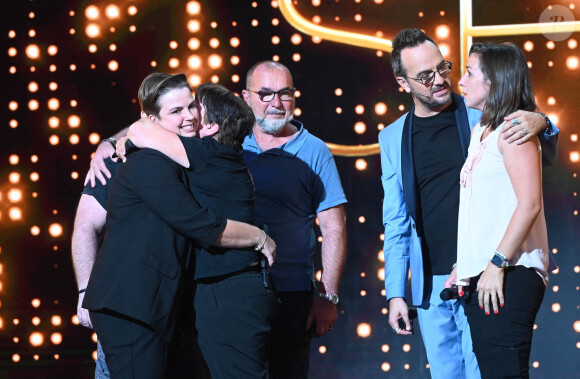 Et beaucoup, beaucoup d'émotion pour les artistes et les participants !
Exclusif - Sylvie, Flavie, Laurent Solène et Jarry - Enregistrement de l'émission "Le Big Show", présentée par Jarry et diffusée le 4 juillet sur France 2 à 21h10 © Coadic Guirec / Bestimage Le Big Show...L'émission où tout est possible. Pour ce cinquième numéro inédit du Big Show, Jarry vous prépare une émission toujours plus drôle et émouvante, dans laquelle tout est possible ! Et le moins que l'on puisse dire, c'est qu'il ne s'est donné aucune limite pour vous faire rire et vous rendre heureux ! Depuis le théâtre Marigny, JARRY en fera voir de toutes les couleurs aux spectateurs, pour notre plus grand plaisir ! Avec humour et bienveillance, il mettra en lumière le public qui deviendra le héros de la soirée. Vous retrouverez les séquences déjà devenues incontournables : la star inattendue ou le karaoké, et bien d'autres surprises, organisées Au programme également de cette nouvelle soirée événement où rires et larmes vous submergeront : des caméras cachées hilarantes, des surprises bouleversantes qui vont marquer pour toujours la vie de certains spectateurs, des jeux, des happenings inattendus, des retrouvailles émouvantes : personne dans la salle n'est à l'abri des surprises et des pièges du BIG SHOW ! Préparez-vous à découvrir un épisode inédit encore plus fou du BIG SHOW, l'émission où tout est possible, le mardi 4 juillet à 21h10 sur France 2.  Exclusive - No Web No Blog pour Belgique et Suisse