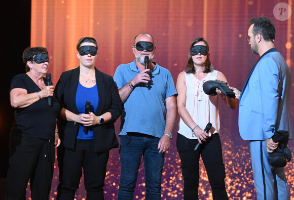 Exclusif - Sylvie, Flavie, Laurent Solène et Jarry - Enregistrement de l'émission "Le Big Show", présentée par Jarry et diffusée le 4 juillet sur France 2 à 21h10 © Coadic Guirec / Bestimage Le Big Show...L'émission où tout est possible. Pour ce cinquième numéro inédit du Big Show, Jarry vous prépare une émission toujours plus drôle et émouvante, dans laquelle tout est possible ! Et le moins que l'on puisse dire, c'est qu'il ne s'est donné aucune limite pour vous faire rire et vous rendre heureux ! Depuis le théâtre Marigny, JARRY en fera voir de toutes les couleurs aux spectateurs, pour notre plus grand plaisir ! Avec humour et bienveillance, il mettra en lumière le public qui deviendra le héros de la soirée. Vous retrouverez les séquences déjà devenues incontournables : la star inattendue ou le karaoké, et bien d'autres surprises, organisées Au programme également de cette nouvelle soirée événement où rires et larmes vous submergeront : des caméras cachées hilarantes, des surprises bouleversantes qui vont marquer pour toujours la vie de certains spectateurs, des jeux, des happenings inattendus, des retrouvailles émouvantes : personne dans la salle n'est à l'abri des surprises et des pièges du BIG SHOW ! Préparez-vous à découvrir un épisode inédit encore plus fou du BIG SHOW, l'émission où tout est possible, le mardi 4 juillet à 21h10 sur France 2.