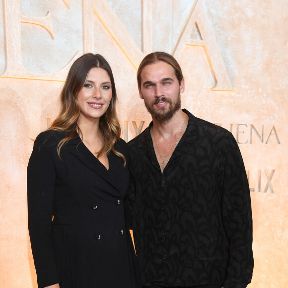 Carnet bleu !
Camille Cerf et son compagnon Théo Fleury - Avant-première du film "Athena" à la salle Pleyel à Paris. © Giancarlo Gorassini / Bestimage