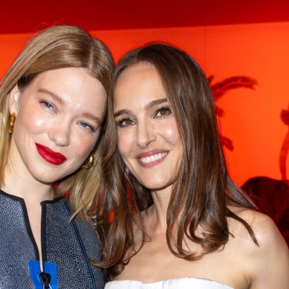 Mais n'ont pas posé aussi complices que Natalie Portman et Léa Seydoux ! 
Lea Seydoux et Natalie Portman - People au défilé de mode automne-hiver 2024 Haute-Couture "Christian Dior" lors de la fashion week de Paris. Le 3 juillet 2023 © Olivier Borde-Bertrand Rindoff Petroff / Bestimage 