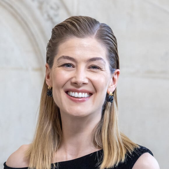 Rosamund Pike - People au défilé de mode automne-hiver 2024 Haute-Couture "Christian Dior" lors de la fashion week de Paris. Le 3 juillet 2023 © Olivier Borde-Bertrand Rindoff Petroff / Bestimage 