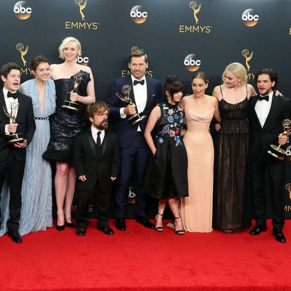 Un couple emblématique de la série Game of Thrones vient d'accueillir son deuxième enfant
Rory McCann, Conleth Hill, Iwan Rheon, Gwendoline Christie, Peter Dinklage, Nikolaj Coster-Waldau, Maisie Williams, Emilia Clarke, Sophie Turner et Kit Harington - Les acteurs de la série "Game of Thrones" reçoivent le prix de la meilleure série dramatique lors de la 68ème cérémonie des Emmy Awards au Microsoft Theater à Los Angeles. © AdMedia via Zuma Press/Bestimage