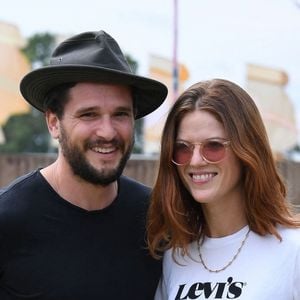Kit Harington et Rose Leslie était déjà les parents d'un petit garçon, né en 2021
Kit Harington et sa femme Rose Leslie au Festival de Glastonbury, Somerset, Royaume Uni, le 24 juin 2022. 