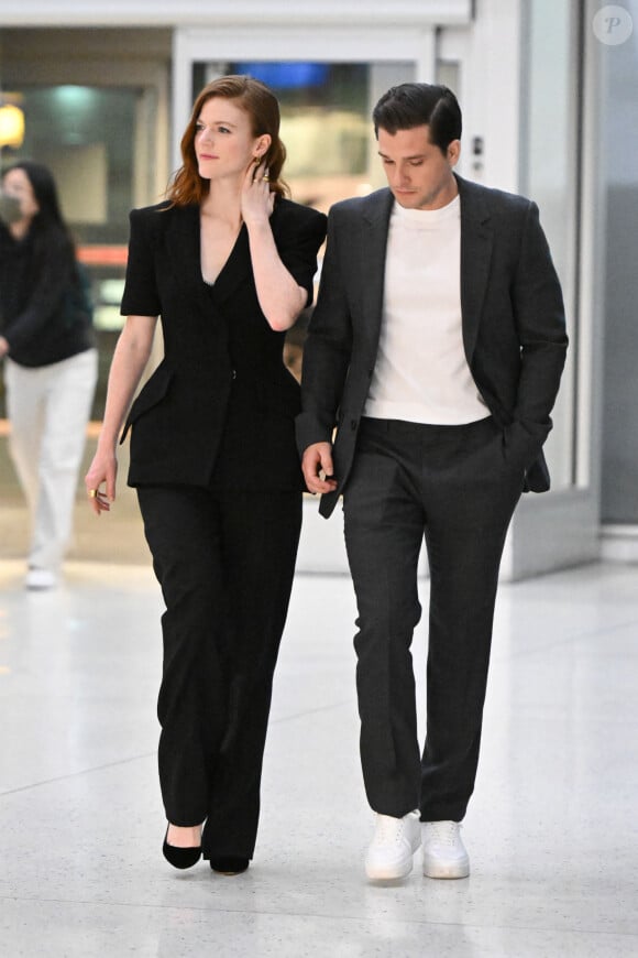Kit Harington et Rose Leslie se sont mis en couple sur le tournage de Game of Thrones en 2013
Exclusif - Kit Harington et sa femme Rose Leslie arrivent à l'aéroport JFK de New York City, New York, Etats-Unis, le 11 mai 2022. 