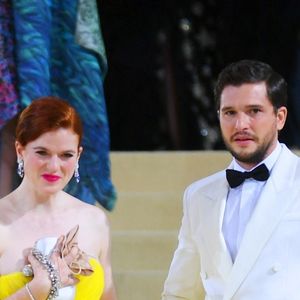 Kit Harington et Rose Leslie se sont ensuite fiancés en 2017, avant de se marier un an plus tard devant une partie du casting de Game of Thrones
Info - Kit Harington bientôt papa pour la deuxième fois - Kit Harington et sa femme Rose Leslie - People à la sortie de la soirée du Met Gala (Met Ball) 2021 "Celebrating In America: A Lexicon Of Fashion" au Metropolitan Museum of Art à New York, le 13 septembre 2021. 