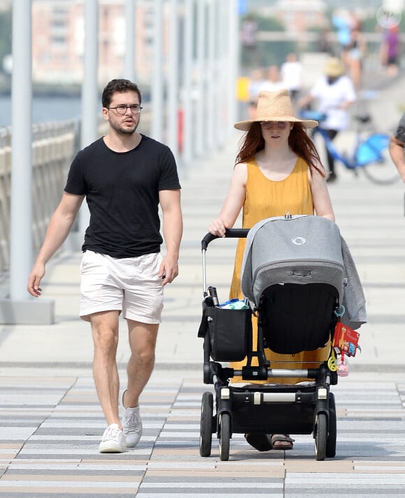 Exclusif - Kit Harington et sa femme Rose Leslie se promènent avec leur fils de cinq mois le long de l'Hudson River à New York City, New York, etats-Unis, le 8 août 2021. 